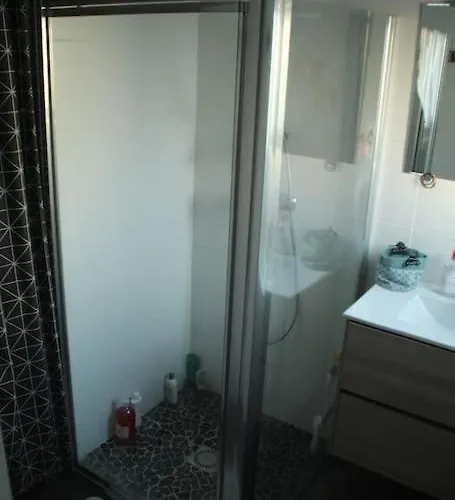 Jolie Dans Quartier Calme